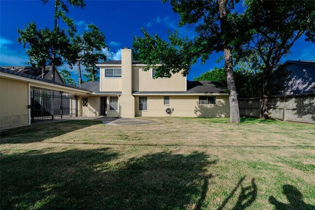 Building Photo - 16227 Southampton Dr