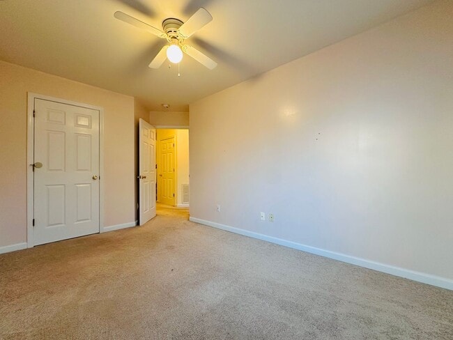 Building Photo - End-Unit 3BR Townhome Minutes to NCSU, Downtown & Crossroads