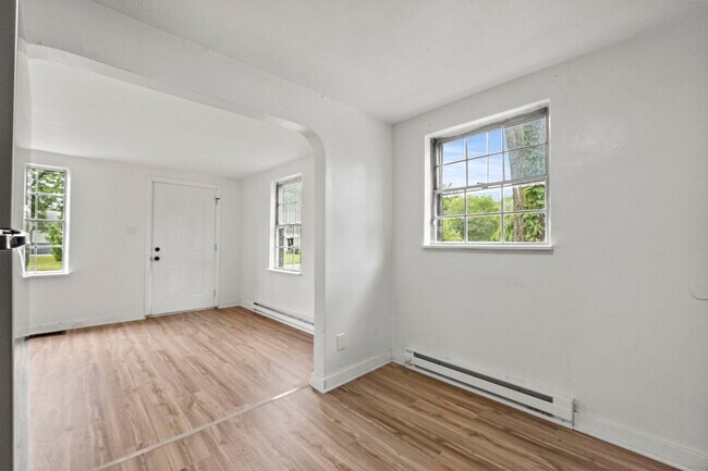 Building Photo - 2 BEDROOM HOME!