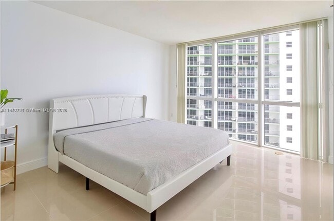 Building Photo - 1750 N Bayshore Dr