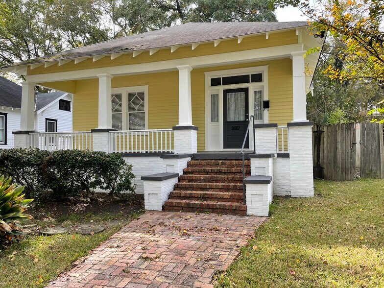 Front porch and door - 2017 18th Ave