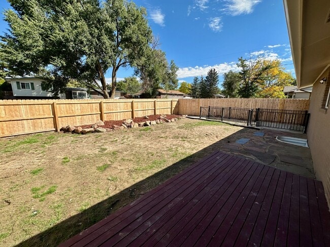 Building Photo - Charming 2-Bedroom Basement Unit with Private Yard – Flat-Rate Utilities!