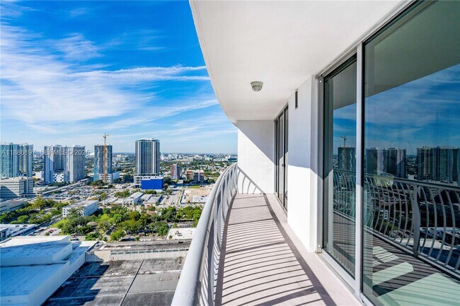 Building Photo - 1750 N Bayshore Dr