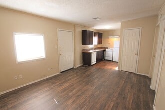Building Photo - Available Now! 2 Bedroom, 1 Bath (Plus Bon...