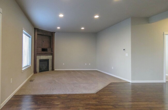 Building Photo - 5 Bedroom Home in McMinnville !!!