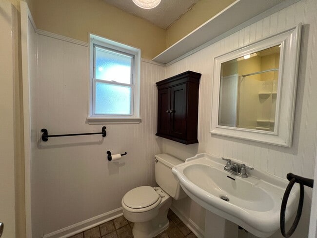 Building Photo - Adorable 3/2 on large corner lot