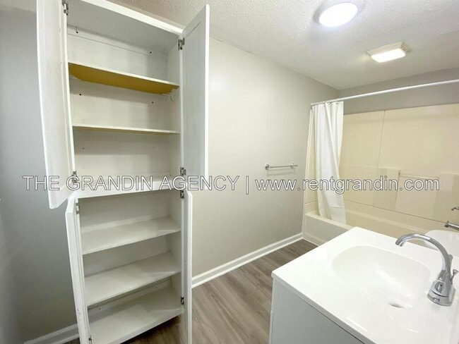 Building Photo - 8623 Plantation Rd