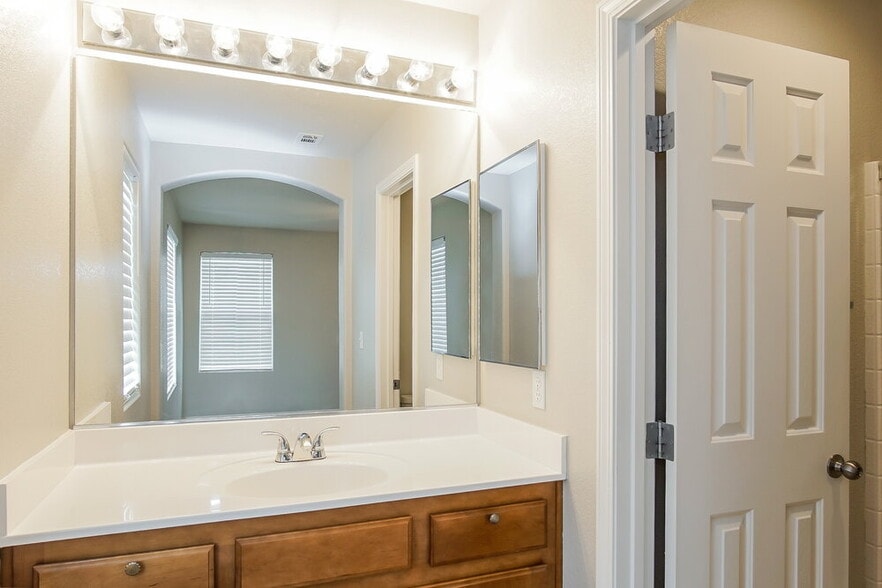 Building Photo - 8133 S Ribbon Falls St