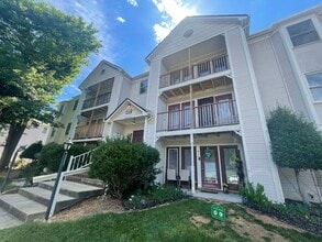 Building Photo - Must see this adorable 2 Bedroom, 2 bath condo on the 2nd floor in the RoseCroft community