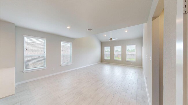 Building Photo - 333 Spruce Oak Ln