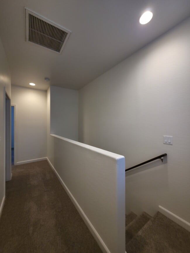 Building Photo - 2512 W Pikes Peak Dr