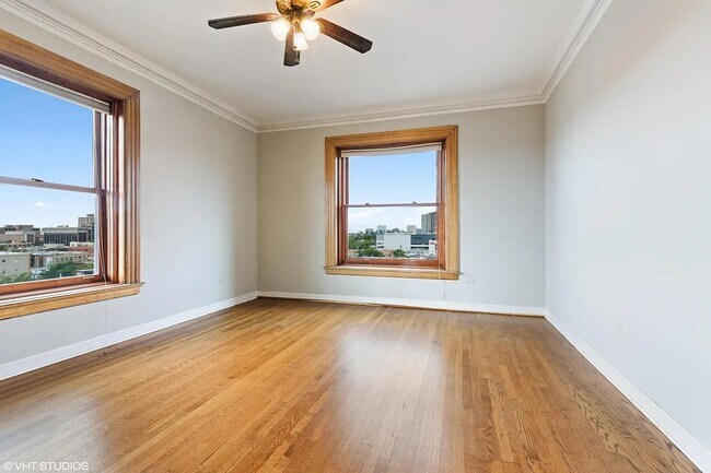 Building Photo - 559 W Surf St