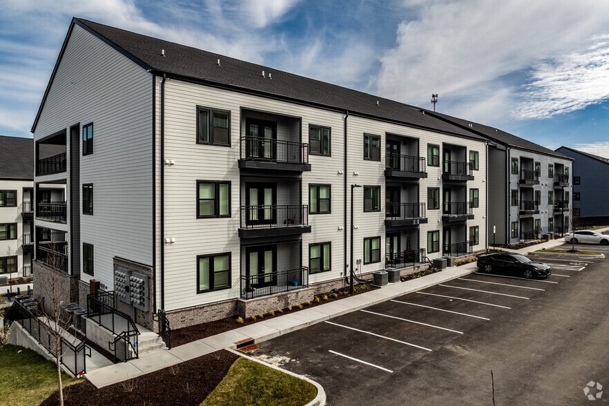 Building Photo - z-042126-Highland East