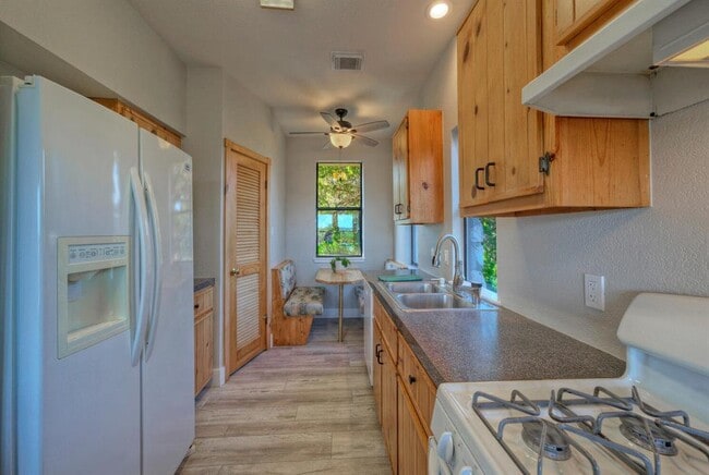 Building Photo - 15501 Rock Creek