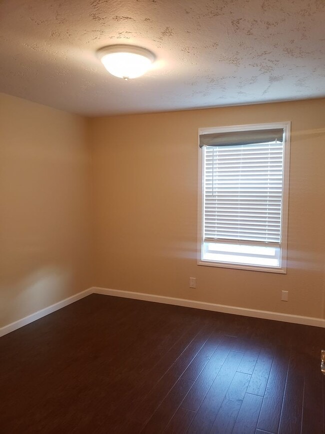 Building Photo - Cute 2 bedroom 1.5 bath Condo in Ashland!!