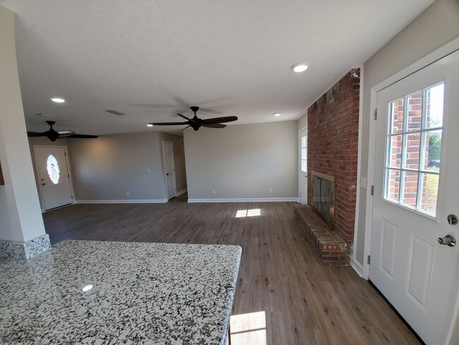 Building Photo - Updated 3 BR|2 BA Home Near TAFB!