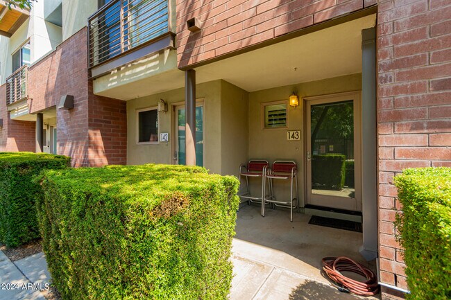 Building Photo - 525 W Lakeside Dr