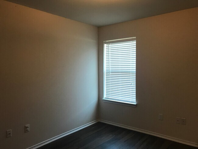 Building Photo - 4/2/2 Fenced yard NORTH LONGVIEW