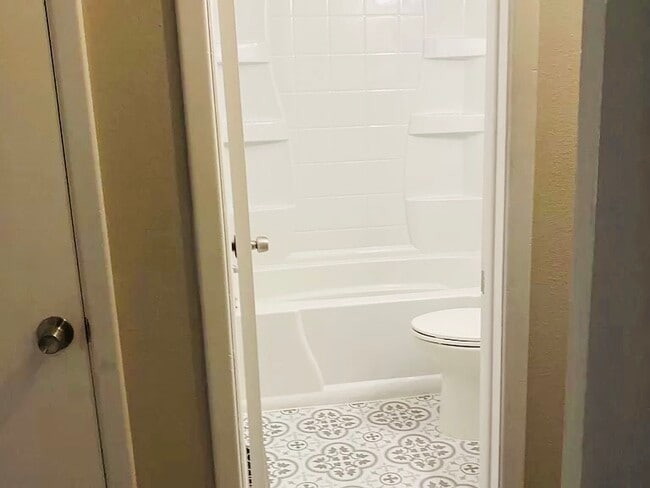 Building Photo - 1615 Cottonwood Dr