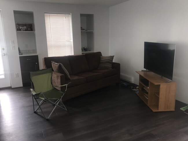 Building Photo - 61 Chestnut St