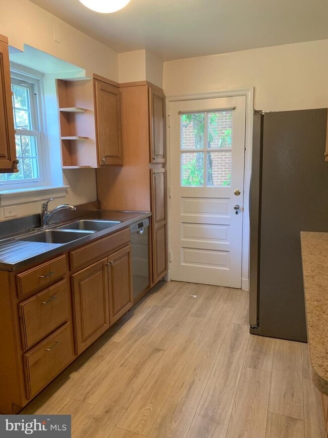 Building Photo - 5203 Saratoga Ave