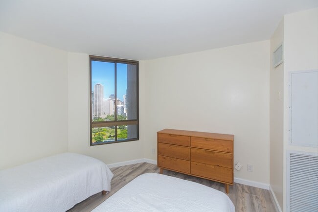 Building Photo - Canterbury Place - Fully renovated with hi...