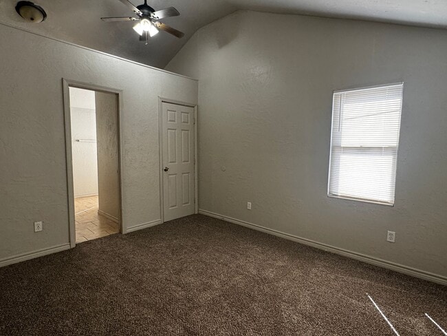 Building Photo - 1804 NW Hoover Ave