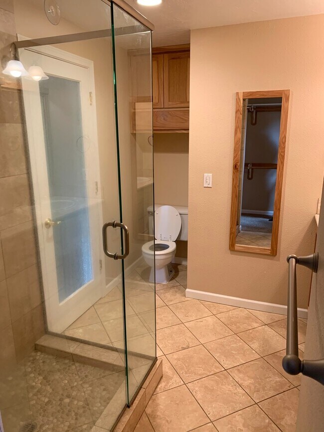 Building Photo - Gorgeous Home with Granite Counters and Custom Built-ins!