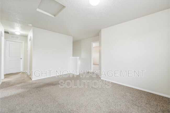 Building Photo - 1860 E Adelaide Dr