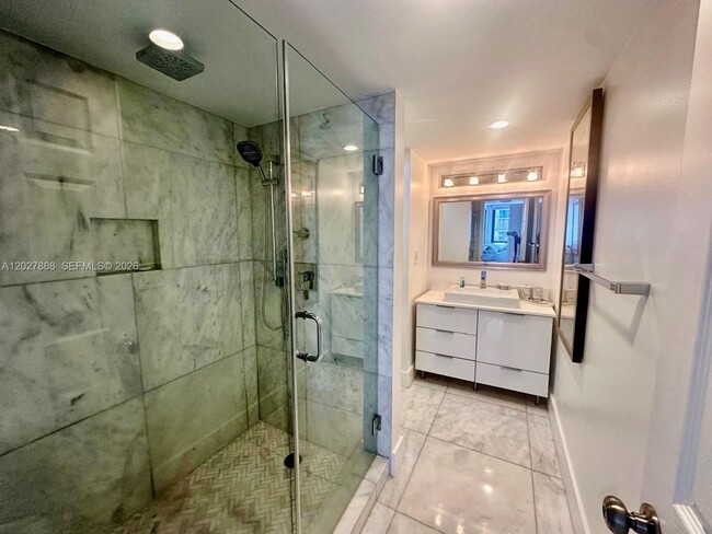 Building Photo - 2555 Collins Ave