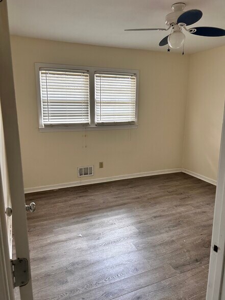 Building Photo - 5007 Spring Hill Dr