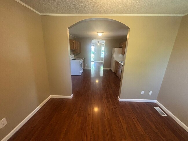 Building Photo - Charming 2 bedroom/1 Bath Home in Desirable Area $1350