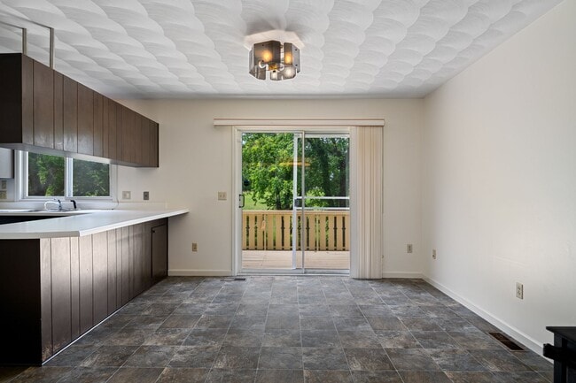 Building Photo - 3 or 4 Bed/ 3 1/2 bath