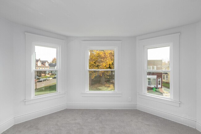 Building Photo - 205 W Cambridge St