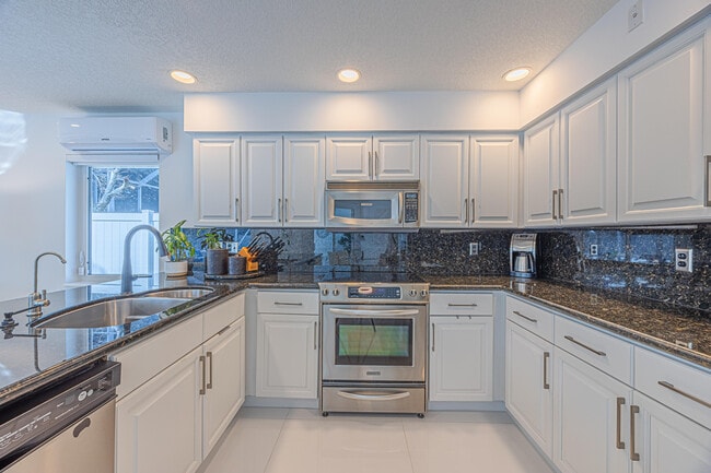 Building Photo - 23246 L'Ermitage Cir