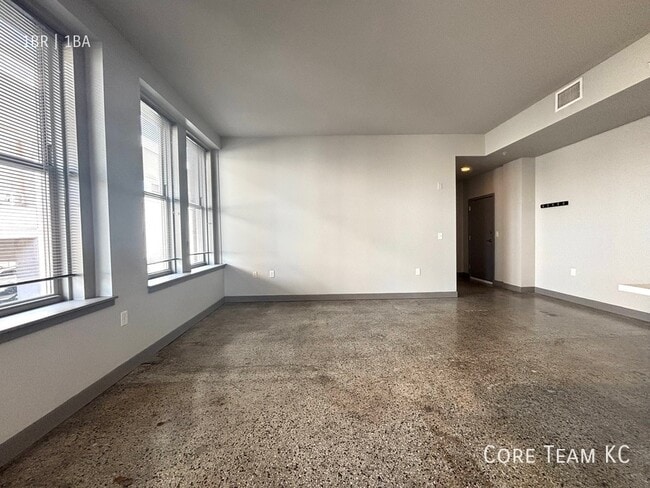 Building Photo - 306 E 12th St