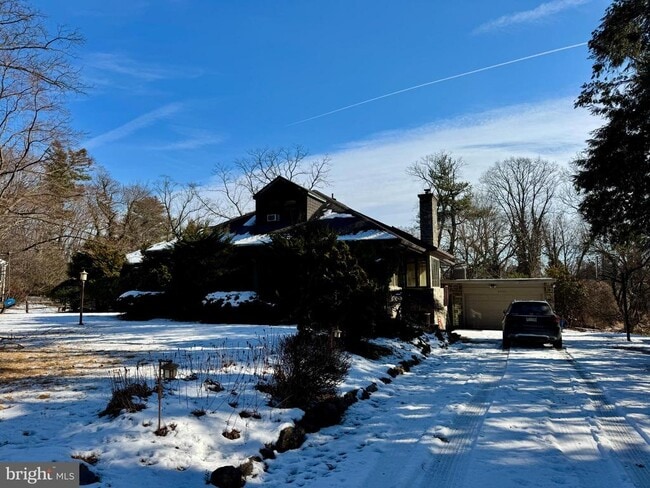 Building Photo - 8233 Fairview Rd