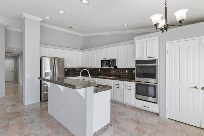 Building Photo - 47970 Vía Jardin