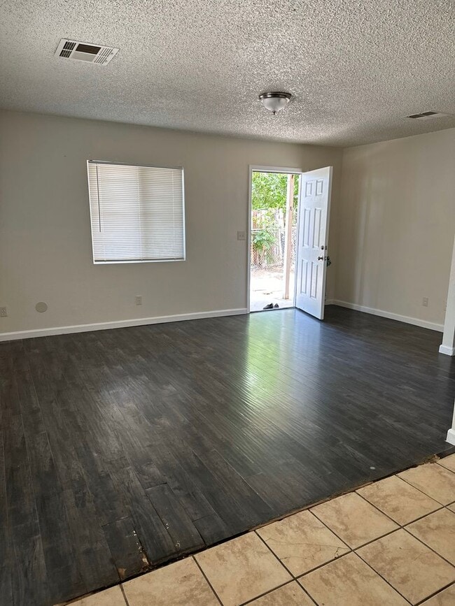 Building Photo - Perfect starter home in North Bakersfield!