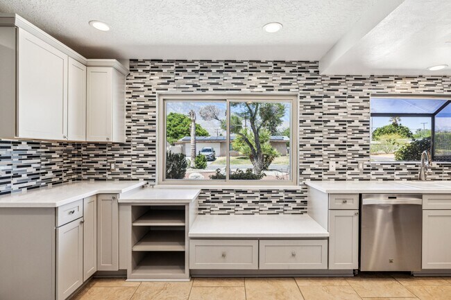 Building Photo - 3 Bed / 2 Bath Home with Bonus Room, Pool and Two Car Garage.