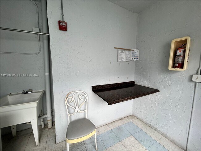 Building Photo - 3000 Sunrise Lakes Dr W