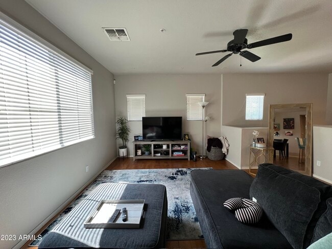 Building Photo - 2910 E Dunbar Dr
