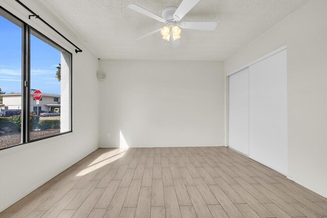 Building Photo - 6 Bedroom! 4 1/2 BATHS!  ASU! Diving Pool! Less than 1 mile to campus