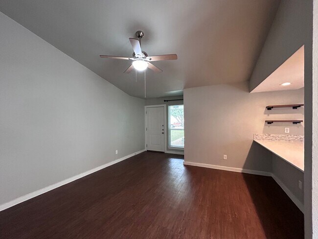 Building Photo - 1900 Gracy Farms Ln