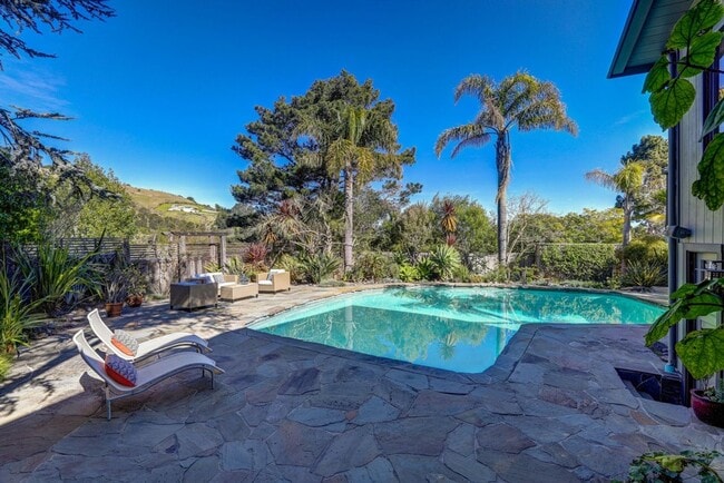 Building Photo - FIVE BEDROOM THREE-AND-A-HALF BATH HOME WI...
