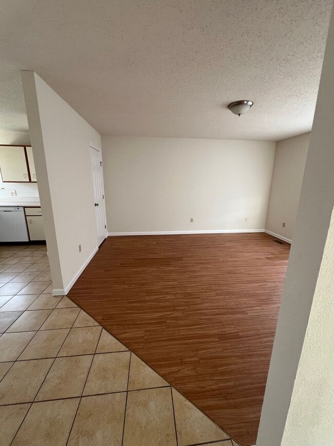 Building Photo - 4 bed 1.5 bath home close to I-44