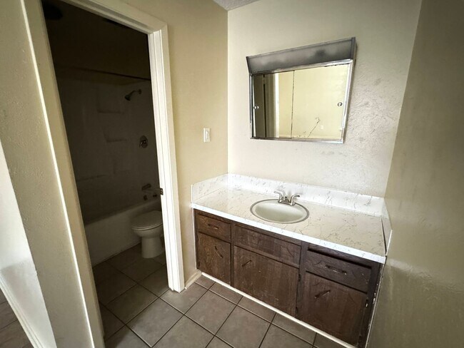 Building Photo - 2206 Silverway Dr