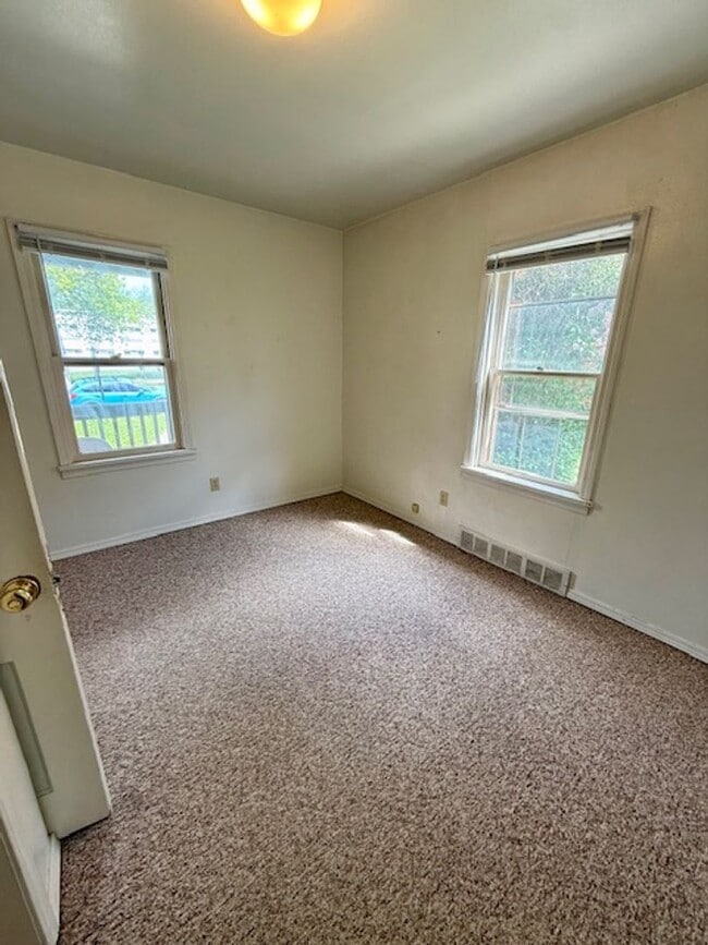 Building Photo - 3 Bedroom, 1 Bath Apartment for Rent - Clo...