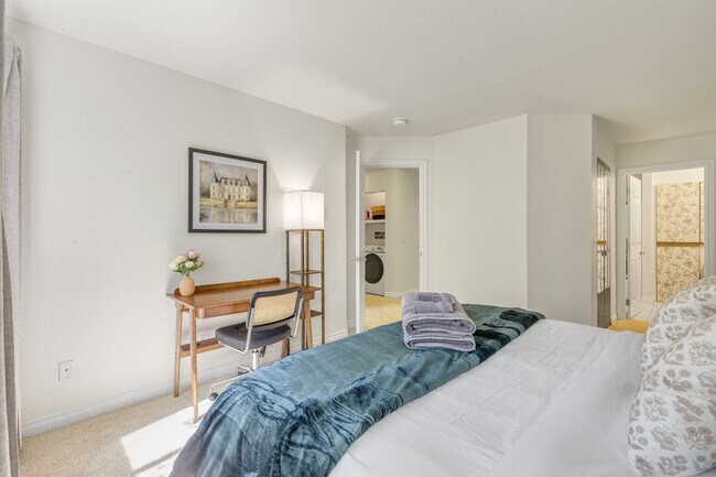 Building Photo - 1264 Bellevue Way NE