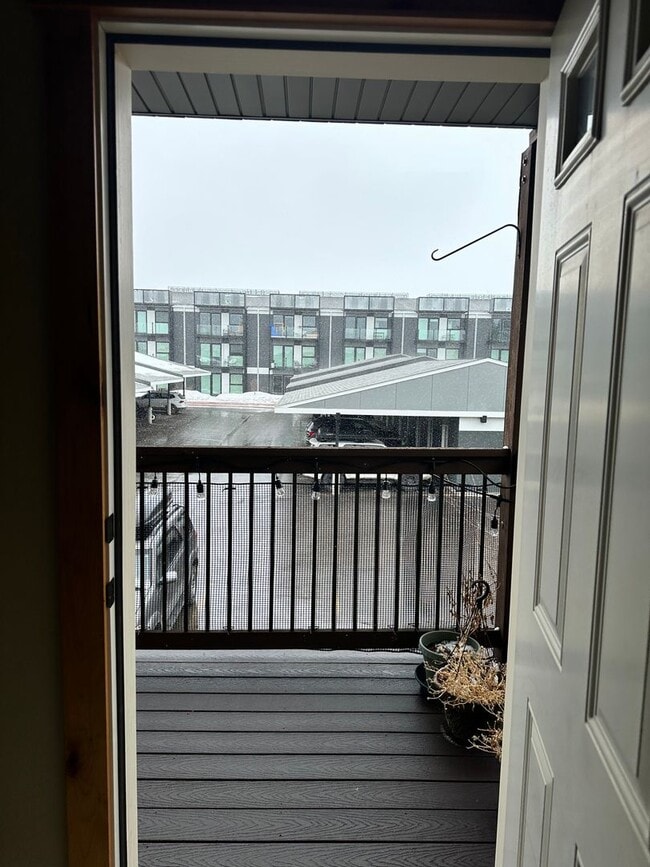 Building Photo - Large Beautiful Condo with Many Upgrades!!
